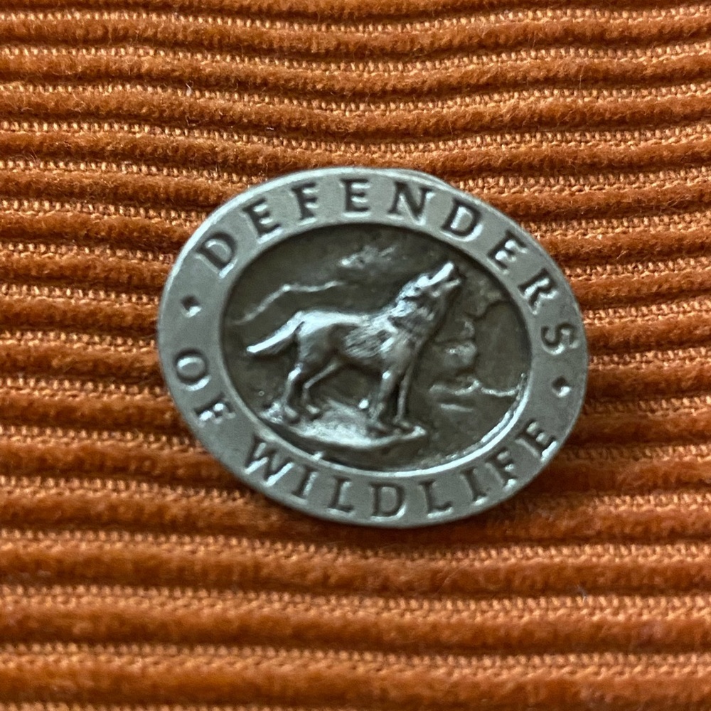 Vintage Pewter Howling Wolf Lapel Pin Defenders of Wildlife Made In USA